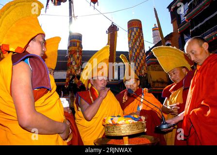 Bildnummer: 51016365 Datum: 08.12.2005 Copyright: imago/Xinhua Buddhistische Mönche während einer Zeremonie anlässlich des zehnjährigen Jubiläums der Inthronisation des Panchen Lamas in Xigaze - PUBLICATIONxNOTxINxCHN, Personen; 2005, Xigaze, Tibet, Chinesisch, Chinesen, Tibeter, Tibeter, Mönch, Mönche, Einheimischer, Einheimischer, Mann, Männer, Land, Leute, beten, wetten, wetten, Betender, Betende, Gebet, Gebete; , quer, Kbdig, Gruppenbild, China, Buddhismus, Religion, , Stockfoto