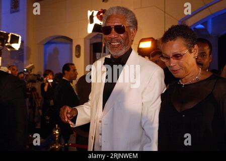 Bildnummer: 51018192 Datum: 10.12.2005 Copyright: imago/Xinhua Schauspieler Morgan Freeman (USA) und Ehefrau Myrna Colley-Lee (Re., USA) anlässlich des 29. Internationales Filmfestival in Kairo PUBLICATIONxNOTxINxCHN, Personen , optimistisch; 2005, Kairo, Festivals, Filmfestival, Filmfestivals, Paar, Paare, Ehepaar, Ehepaare, Frau, Ehefrauen, Ehefrau,; , quer, Kbdig, Gruppenbild, Close, Film, Kunst, Ägypten, Randbild, People/Mann, Ehemann Stockfoto