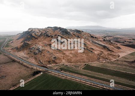 Eine Luftaufnahme einer gewundenen Straße, die durch die trockene Wüstenlandschaft führt Stockfoto