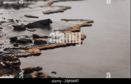 Eine atemberaubende Nahaufnahme eines felsigen Ufers Stockfoto