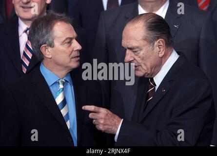 Bildnummer: 51026955 Datum: 15.12.2005 Copyright: imago/Xinhua Premierminister Tony Blair (li., GBR/Labour Party/Ratspräsident EU) und Jacques Chirac (FRA/Staatspräsident Frankreich) im Gespräch während des EU Gipfeltreffens in Brüssel PUBLICATIONxNOTxINxCHN, Personen; 2005, Brüssel, Politiker, Gipfeltreffen, Gipfel, EU, Europäische Union, Labourparty; , quer, Kbdig, Gruppenbild, Close, Europapolitik, Politik, Belgien, Randbild, People Stockfoto