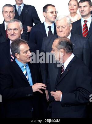 Bildnummer: 51026971 Datum: 15.12.2005 Copyright: imago/Xinhua Premierminister Tony Blair (vorn li., GBR/Labour Party/Ratspräsident EU) und Jacques Chirac (vorn re., FRA/Staatspräsident Frankreich) im Gespräch während des EU Gipfeltreffens in Brüssel PUBLICATIONxNOTxINxCHN, Personen; 2005, Brüssel, Politiker, Gipfeltreffen, Gipfel, EU, Europäische Union, Labourparty, krux; , hoch, Kbdig, Gruppenbild, Europapolitik, Politik, Belgien, Randbild, People Stockfoto