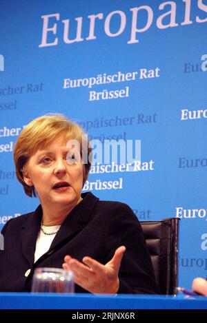 Bildnummer: 51029377 Datum: 17.12.2005 Copyright: imago/Xinhua Bundeskanzlerin Angela Merkel (GER/CDU) spricht vor dem Europäischen Rat anlässlich des EU-Gipfels in Brüssel - PUBLICATIONxNOTxINxCHN, Personen; 2005, Brüssel , Pressetermin , Pressekonferenz, Gipfel, europäischer, Gipfeltreffen, Haushaltsgipfel, EU-Haushalt, Finanzpolitik, Politiker, Politikerin, Schriftzug; , hoch, Kbdig, Einzelbild, Close, Europapolitik, Politik, Belgien, Randbild, People / , Bundespolitik, Bundesregierung Stockfoto