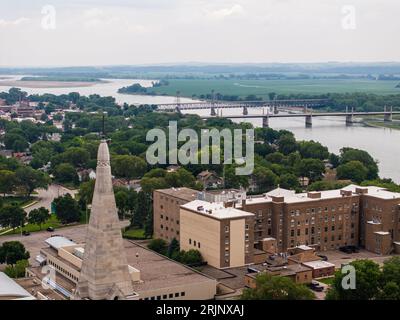 Eine Kathedrale in der Nähe des Missouri River in Yankton, South Dakota aus der Vogelperspektive Stockfoto