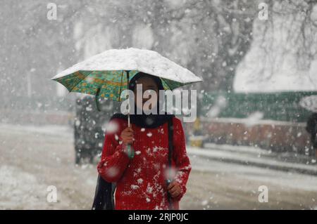 Bildnummer: 51044664 Datum: 02.01.2006 Copyright: imago/Xinhua Schnee in Kaschmir! Junge Frau spaziert mit Regenschirm eine Straße in Srinagar entlang - Kaschmir - PUBLICATIONxNOTxINxCHN, Personen; 2006, Srinagar, Kaschmir, Kaschmir, Frau, Frauen, jung, junge, Regenschirm, Regenschirme, Schneit, Schneien, schneiend, Schnee, Straßen, Schneefall, Schneefälle, spazieren, spaziert, Einheimische, Einheimische, Schneegestöber, Land, Leute; , quer, Kbdig, Einzelbild, Close, Indien, , Winter, Jahreszeiten Stockfoto