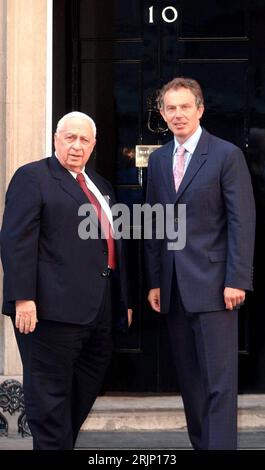 Bildnummer: 51048068 Datum: 14.07.2003 Copyright: imago/Xinhua Ariel Scharon (li., ISR/Likud Partei/Ministerpräsident Israel) mit Tony Blair (GBR/Labour Party/Premierminister) anlässlich seines Staatsbesuches vor der Downing Street Number 10 in London PUBLICATIONxNOTxINxCHN, Personen , ; 2003, London, Politiker, Staatsbesuche, Staatsbesuch, Besuch, Besuche; , hoch, Kbdig, Gruppenbild, Internationale Politik, Politik, England, Randbild, People/Sharon, Pressetermin Stockfoto