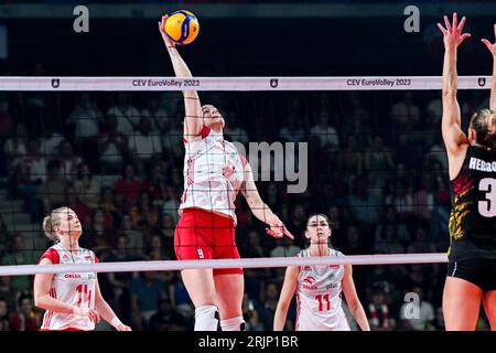 Gent, Belgien. August 2023. Stysiak Magdalena (9) aus Polen, dargestellt während eines Volleyballspiels zwischen den belgischen Nationalmannschaften, bekannt als die Gelben Tiger, und Polen während des elften Spiels der CEV Euro Volley Championshiop in Pool A, am Dienstag, den 22. August 2023 in Gent, BELGIEN. Quelle: Sportpix/Alamy Live News Stockfoto