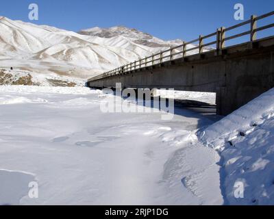 Bildnummer: 51050286 Datum: 05.01.2006 Copyright: imago/Xinhua Brücke über einen zugefrorenen Fluss in Ürümqi in der autonomen Region Xinjiang Uygur im Nordwesten Chinas - PUBLICATIONxNOTxINxCHN, Landschaft , Objekte; 2006, Ürümqi, Xinjiang Uygur, Schnee, verschneit, verschneite, Fluss, Flüsse, zugefroren, zugefrorene, zugefrorener; , quer, Kbdig, Winter, Jahreszeit, Totale, Brücken, China, / Takes Stockfoto