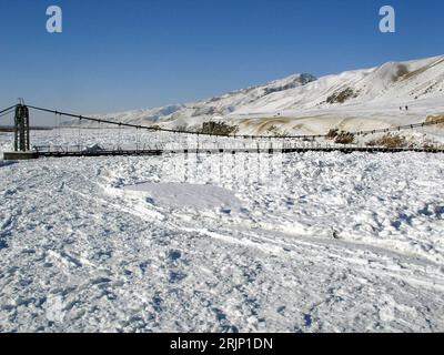 Bildnummer: 51050284 Datum: 05.01.2006 Copyright: imago/Xinhua Brücke über einen zugefrorenen Fluss in Ürümqi in der autonomen Region Xinjiang Uygur im Nordwesten Chinas - PUBLICATIONxNOTxINxCHN, Landschaft; 2006, Ürümqi, Xinjiang Uygur, Schnee, verschneit, verschneite, , , Fluss, Flüsse, zugefroren, zugefrorene, zugefrorener; , quer, Kbdig, Winter, Jahreszeit, Total, Brücken, China / Takes Stockfoto