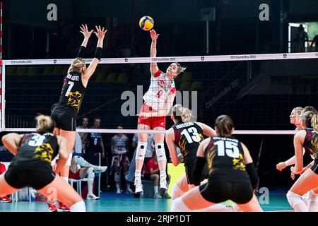 Gent, Belgien. August 2023. Stysiak Magdalena (9) aus Polen, dargestellt während eines Volleyballspiels zwischen den belgischen Nationalmannschaften, bekannt als die Gelben Tiger, und Polen während des elften Spiels der CEV Euro Volley Championshiop in Pool A, am Dienstag, den 22. August 2023 in Gent, BELGIEN. Quelle: Sportpix/Alamy Live News Stockfoto