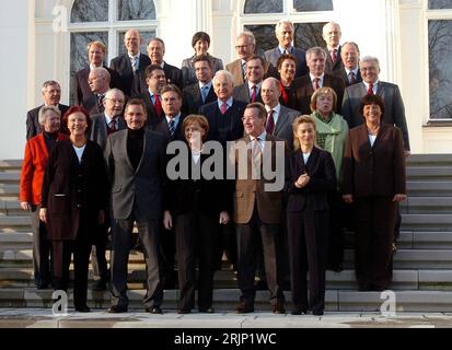 Bildnummer: 51054468 Datum: 09.01.2006 Copyright: imago/Xinhua Bundeskabinett - 1. Heidemarie Wieczorek-Zeul, Matthias Platzeck, Bundeskanzlerin Angela Merkel, Franz Müntefering, Ursula von der Leyen, 2. Annette Schavan, X, Michael Glos, Dr. Edmund Stoiber, Wolfgang Tiefensee, x, Ulla Schmidt, 3. Wolfgang Bosbach, Peter Struck, Sigmar Gabriel, Wolfgang de Maiziere, X, Brigitte Zypries, Horst Seehofer, Peer Steinbrück, Frank-Walter Steinmeier, 4. Reihe, V.l.n.r. X, X, X, Hildegard Müller, x,X und Volker Kauder anlässlich der Klausurtagung in Gensha Stockfoto