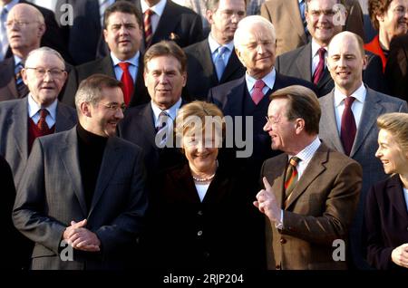 Bildnummer: 51054470 Datum: 09.01.2006 Copyright: imago/Xinhua 1. Matthias Platzeck, Angela Merkel, Franz Müntefering, Ursula von der Leyen, 2. Reihe V.l.n.R. X, Michael Glos, Dr. Edmund Stoiber, Wolfgang Tiefensee, 3. Peter Struck, Sigmar Gabriel, Wolfgang de Mazier, X, Bregitte Zypries anlässlich der Klausurtagung in Genshagen, Personen , optimistisch; 2006, Genshagen, Politiker, Politikerin, Bundesregierung; , quer, Kbdig, Gruppenbild, Bundespolitik, Politik, Deutschland, Randbild, People, krux / Bundeskabinett, Kabinett Stockfoto