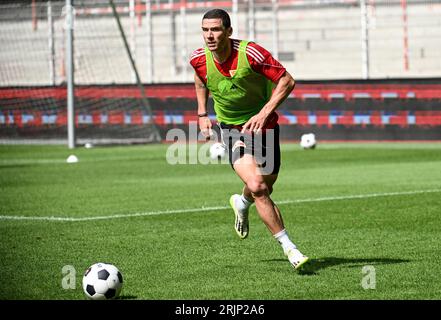 Berlin, Deutschland. August 2023. Training des Bundesliga-Teams 1. FC Union Berlin im Stadion in der Alten Försterei. Spieler Robin Gosens auf dem Ball. Credit: Britta Pedersen/dpa - WICHTIGER HINWEIS: gemäß den Anforderungen der DFL Deutsche Fußball Liga und des DFB Deutscher Fußball-Bund ist es untersagt, im Stadion und/oder im Spiel aufgenommene Fotografien in Form von Sequenzbildern und/oder videoähnlichen Fotoserien zu nutzen oder nutzen zu lassen./dpa/Alamy Live News Stockfoto