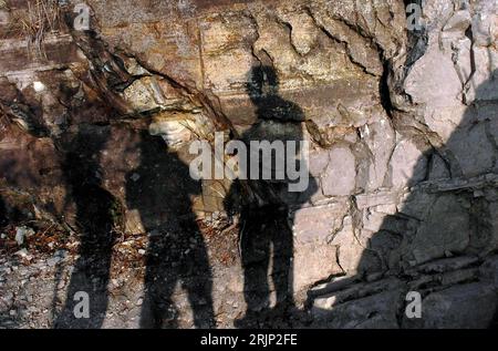 Bildnummer: 51066332 Datum: 16.01.2006 Copyright: imago/Xinhua Schatten fallen auf eine Steinwand in Sai Kung bei Hongkong - PUBLICATIONxNOTxINxCHN, Objekte , Schattenbild; 2006, Hongkong, Sai Kung, Ausgrabungsstätte, Ausgrabungsstätten, Steinzeit, steinzeitliches, steinzeitlich, Jungsteinzeit, jungsteinzeitliches, jungsteinzeitliches, neolithisches, Neolitischer, Neolithikum, Fels, Felsen, Felsformation, Felsformationen; , quer, Kbdig, Einzelbild, Japan, , , Hongkong Stockfoto