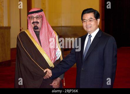 Bildnummer: 51073773 Datum: 23.01.2006 Copyright: imago/Xinhua Hu Jintao (Re., CHN/Staatspräsident China) begrüßt den saudischen König Abdullah bin Abdul-Aziz al Saud (KSA) anlässlich eines Besuches in Peking - PUBLICATIONxNOTxINxCHN, Personen , optimistisch; 2006, Peking, Peking, Politiker, Präsident, lächelt, Hände schütteln, Shakehands, Händeschütteln, Hände schütteln, Pressetermin, Könige, saudischer, Staatsbesuch, Staatsbesuche, Besuch, Besuche, Abdulaziz; , quer, Kbdig, Gruppenbild, Close, Internationale Politik, Politik, China, Randbild, People König Abdullah bin Abdul Aziz Al Saud ab Stockfoto