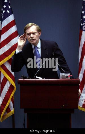 Bildnummer: 51076675 Datum: 24.01.2006 Copyright: imago/Xinhua Robert Zoellick (USA/Stellvertretender US-Außenminister) schwerhörig während einer Pressekonferenz in Peking PUBLICATIONxNOTxINxCHN, Personen , pessimistisch; 2006, Peking, Politiker, Pressekonferenz , Pressetermin , Gestik, hören; , hoch, Kbdig, Einzelbild, Internationale Politik, Politik, China, Randbild, People Stockfoto