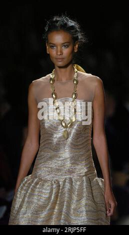 Bildnummer: 51095887 Datum: 07.02.2006 Copyright: imago/Xinhua Model präsentiert ein goldenes Kleid mit tiefgesetzter Taille anlässlich der Show von OSCAR DE LA RENTA während der Fashion Week in New York PUBLICATIONxNOTxINxCHN, Personen; 2006, New York, Mode, Modenschau, Modenschauen, Präsentation, Models, Frau, Frauen, Bekleidung, Outfit, Kleid, Kleider, Gold, tiefergesetzte, tiefgesetzt; , hoch, Kbdig, Einzelbild, Close, Vereinigte Staaten von Amerika, , Beauty, Fashion Stockfoto