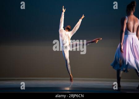 Edinburgh, Schottland, Großbritannien. August 2023. Tänzer des Alvin Ailey American Dance Theaters treten im Festival Theatre in Edinburgh auf, wo sie 2023 als Teil des Edinburgh International Festivals auftreten. PIC; Tänzer Christopher R Wilson tanzt im Fluss Meander. Iain Masterton/Alamy Live News Stockfoto