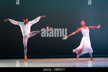 Edinburgh, Schottland, Großbritannien. August 2023. Tänzer des Alvin Ailey American Dance Theaters treten im Festival Theatre in Edinburgh auf, wo sie 2023 als Teil des Edinburgh International Festivals auftreten. PIC; Tänzer Christopher R Wilson und Ashley Mayeux tanzen im River-Meander. Iain Masterton/Alamy Live News Stockfoto