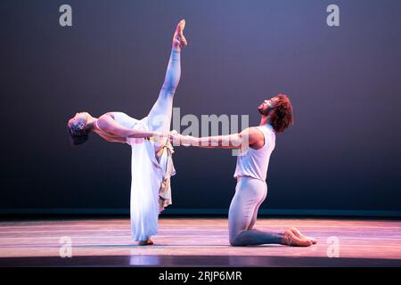 Edinburgh, Schottland, Großbritannien. August 2023. Tänzer des Alvin Ailey American Dance Theaters treten im Festival Theatre in Edinburgh auf, wo sie 2023 als Teil des Edinburgh International Festivals auftreten. PIC; die Tänzer Ashley Mayeux und James Kilmer tanzen im River-Meander. Iain Masterton/Alamy Live News Stockfoto