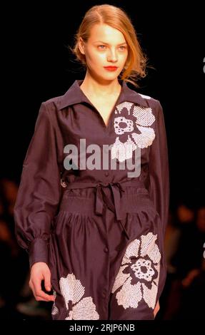 Bildnummer: 51112290 Datum: 17.02.2006 Copyright: imago/Xinhua Model präsentiert ein Blumenkleid aus der Herbst/Winterkollektion von Betty Jackson anlässlich der Fashion Week in London PUBLICATIONxNOTxINxCHN, Personen; 2006, London, Modenschau, Modenschauen, Model, Models, Frau, Frauen, Herbstkollektion, Bekleidung, Outfit, Kleid, Kleider, Blumenkleider; , hoch, Kbdig, Einzelbild, schließen / England, Schönheit, Mode, Mode Stockfoto