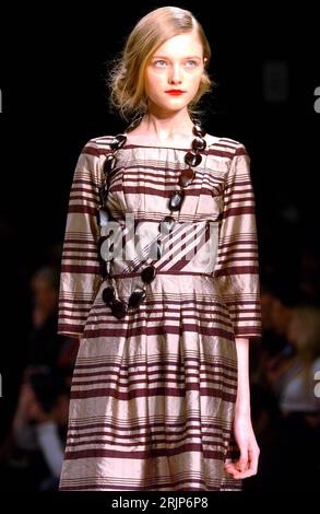 Bildnummer: 51112281 Datum: 17.02.2006 Copyright: imago/Xinhua Model präsentiert ein gestreiftes Kleid aus der Herbst/Winterkollektion von Betty Jackson anlässlich der Fashion Week in London PUBLICATIONxNOTxINxCHN, Personen; 2006, London, Modenschau, Modenschauen, Model, Models, Frau, Frauen, Herbstkollektion, Bekleidung, Outfit, Kleid, Kleider, Streifen, gestreift, gestreifte; , hoch, Kbdig, Einzelbild, Close / England, Schönheit, Mode, Modus Stockfoto