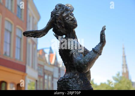 LEEUWARDEN, NIEDERLANDE - 10. JULI 2023: Statue von Mata Hari (1976 enthüllt) im Zentrum von Leeuwarden, Friesland Stockfoto