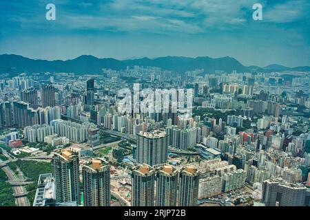 Eine Luftaufnahme der Wolkenkratzer von Hongkong unter dem blauen Himmel Stockfoto