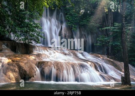 Ein ruhiger Blick auf den Namtok Sai Yok Noi Wasserfall in der Provinz Kanchanaburi in Thailand. Stockfoto