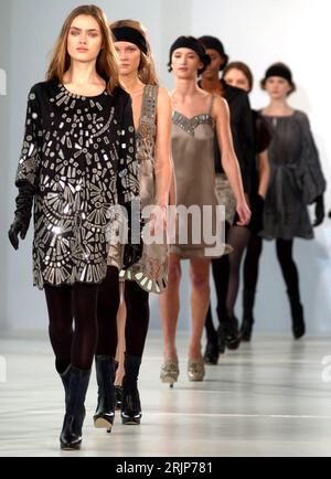 Bildnummer: 51114720 Datum: 18.02.2006 Copyright: imago/Xinhua Models präsentieren schillernde Kreationen aus der Winterkollektion der Designerin Emma Cook während der London Fashion Week 2006 - PUBLICATIONxNOTxINxCHN, Personen; 2006, London, , , , Model, Frau, Frauen, Modenschau, Mode, Damenmode, Bekleidung, Outfit, Winterkollektion, Wintermode, Kleid, Kleider,; , hoch, Kbdig, Gruppenbild, England, , Schönheit, Mode / Modenschauen Stockfoto