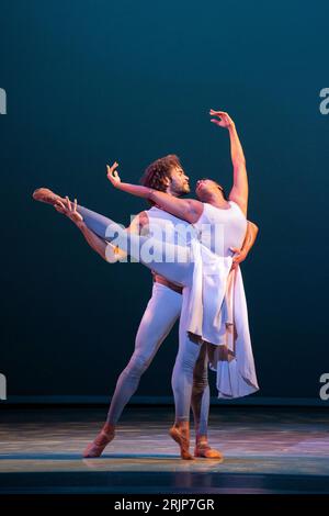 Edinburgh, Schottland, Großbritannien. August 2023. Tänzer des Alvin Ailey American Dance Theaters treten im Festival Theatre in Edinburgh auf, wo sie 2023 als Teil des Edinburgh International Festivals auftreten. PIC; die Tänzer Ashley Mayeux und James Kilmer tanzen im River-Meander. Iain Masterton/Alamy Live News Stockfoto