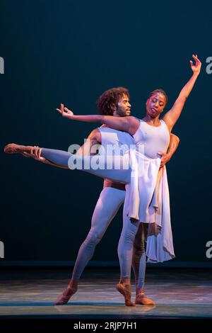 Edinburgh, Schottland, Großbritannien. August 2023. Tänzer des Alvin Ailey American Dance Theaters treten im Festival Theatre in Edinburgh auf, wo sie 2023 als Teil des Edinburgh International Festivals auftreten. PIC; die Tänzer Ashley Mayeux und James Kilmer tanzen im River-Meander. Iain Masterton/Alamy Live News Stockfoto