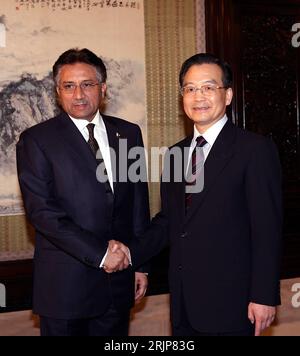 Wen Jiabao Re., CHN/Premierminister China begrüßt Pervez Musharraf li., PAK/Staatspräsident Pakistan anlässlich seines Besuchs in Peking - PUBLICATIONxNOTxINxCHN Stockfoto