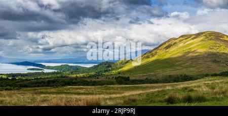 Panoramablick auf Conic Hill und Loch Lomond in den wunderschönen schottischen Highlands (UK) Stockfoto