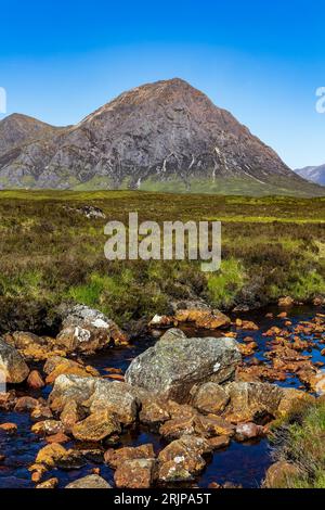 Ein kleiner Fluss vor spektakulären Bergen (Glen Coe, Schottland) Stockfoto