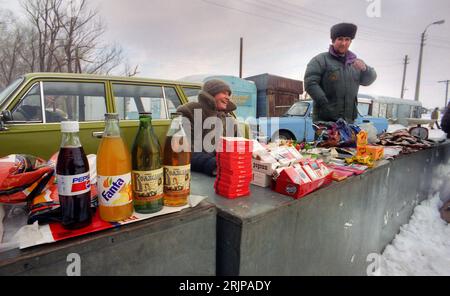 Wolgograd, Russland - Januar 1996: Gescanntes Filmbild des russischen Outdoorgeschäfts im Winter am Ufer der Wolga. Editorial. Stockfoto