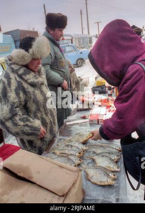 Wolgograd, Russland - Januar 1996: Gescanntes Filmbild des russischen Outdoorgeschäfts im Winter am Ufer der Wolga. Editorial. Stockfoto