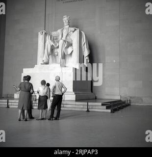 1960er Jahre, Historicai, Besucher im Lincoln Memorial, Washington DC, USA. Stockfoto