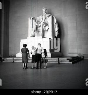 1960er Jahre, Historicai, Besucher im Lincoln Memorial, Washington DC, USA. Stockfoto