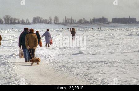 Wolgograd, Russland - Januar 1996: Gescanntes Filmbild, Russen überqueren die gefrorene Wolga zwischen Wolgograd (ehemals Stalingrad) und dem Ostufer. Stockfoto