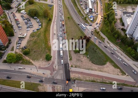 Drohnenfotografie von Verkehrsstau, der durch eine Straße verursacht wird, die während des Sommerabends repariert wird Stockfoto