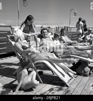 1960er Jahre, historisch, Familie entspannen in Liegestühlen auf dem Deck des Kreuzfahrtschiffs Sagafjord, Stockfoto