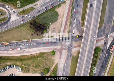 Drohnenfotografie von Verkehrsstau, der durch eine Straße verursacht wird, die während des Sommerabends repariert wird Stockfoto