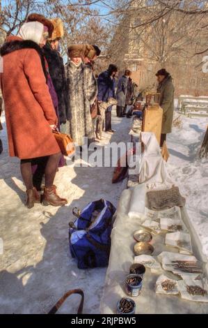 Wolgograd, Russland - Januar 1996: Gescanntes Filmbild, russischer Flohmarkt auf dem Bürgersteig im Winter. Editorial Stockfoto