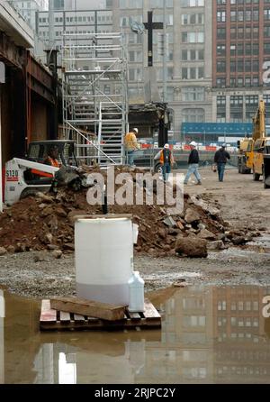 Bildnummer: 51149630 Datum: 14.03.2006 Copyright: imago/Xinhua Beginn der Bauarbeiten für die Gedenkstätte - Reflecting Absence - am Ground Zero in New York - PUBLICATIONxNOTxINxCHN, Landschaft , Personen; 2006, New York, New York, New York, Bauarbeiten, Bauarbeit, Baustelle, Baustellen, Bauarbeiter, Arbeiter, , , Gedenkstätten, Bau, 11. September, WTC, World Trade Center; , hoch, Kbdig, total, Baugewerbe, Wirtschaft, Vereinigte Staaten von Amerika, , Stockfoto