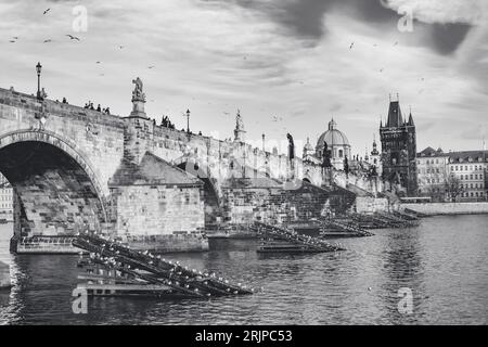 Karlsbrücke in Prag, schwarz-weiß, Tschechische Republik Stockfoto