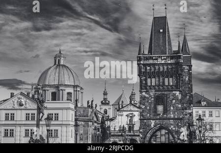 Kirche St. Franziskus und der Altstadtbrücke Schwarzweiß, Prag, Tschechische Republik Stockfoto