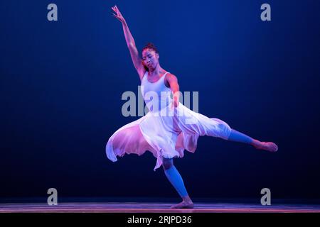 Ashley Mayeux von der führenden zeitgenössischen Tanzkompanie Alvin Ailey American Dance Theater führt einen Auszug aus der UK-Premiere von „Are You in Your Feelings?“ auf Im Festival Theatre während des Edinburgh International Festival. Bilddatum: Mittwoch, 23. August 2023. Stockfoto