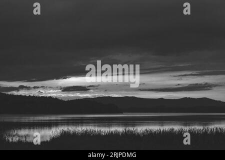 Lipno Dam 6, Tschechische Republik, Sunset Black and White Stockfoto