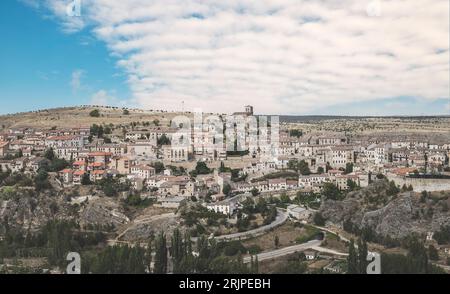 Aussichtspunkt mit spektakulärem Blick auf das mittelalterliche Dorf Sepulveda und den blau-weißen Himmel. Stockfoto